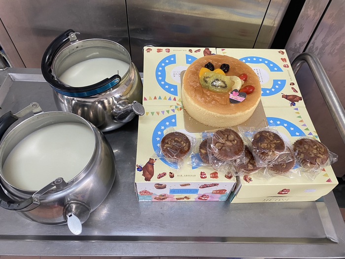 早點：慶生蛋糕+牛奶