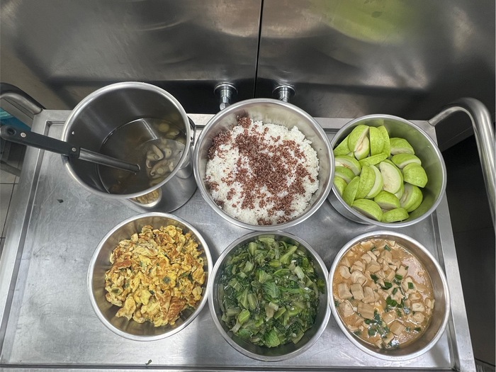 午餐：(紅藜飯)、滷傳統嫩腐、甜蔥煎蛋、季節時蔬、牛蒡腰果湯、四季水果