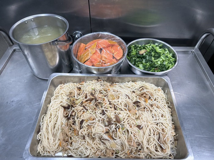午餐：菩提素炒麵、季節時蔬、日式味噌湯、四季水果