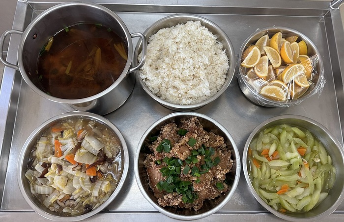 午餐：(營養糙米飯)、古早味豬排、白菜滷、季節時蔬、金針湯、四季水果