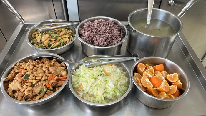 午餐：(養生紫米飯)、玉米腰果燴雞丁、客家小炒、季節時蔬、結頭菜大骨湯、 四季水果