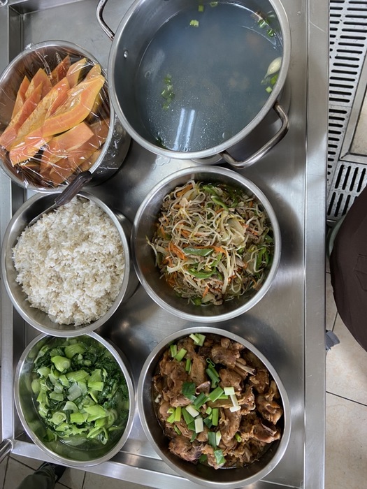 午餐：小薏仁飯、冬菜燒雞、彩絲銀芽、季節時蔬、黃金蜆湯、四季水果