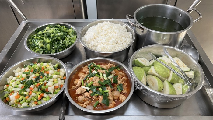 午餐：(營養糙米飯)、蕃茄雞丁、毛豆燴炒、季節時蔬、海菜銀魚湯、四季水果