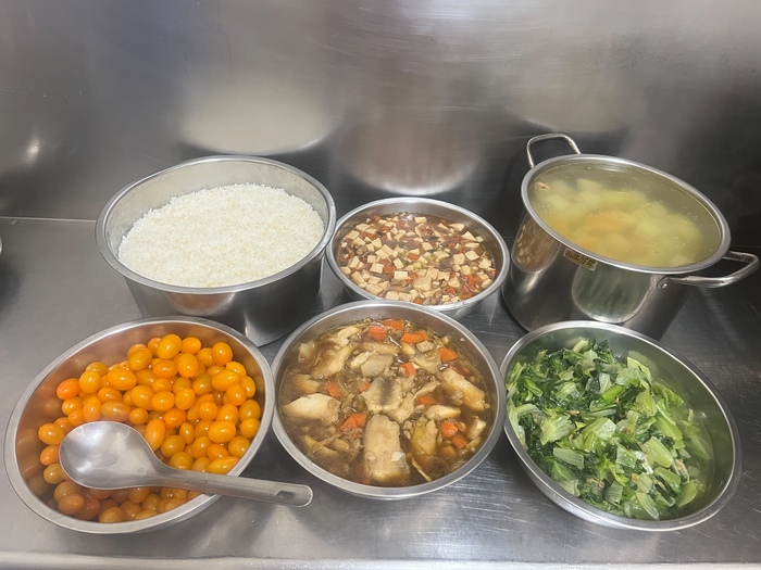 午餐：(營養糙米飯)、蔥炒魚片、麻婆豆腐、季節時蔬、青木瓜雞骨湯、四季水果