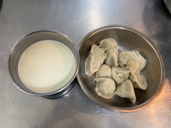 午點：湯包+牛奶
