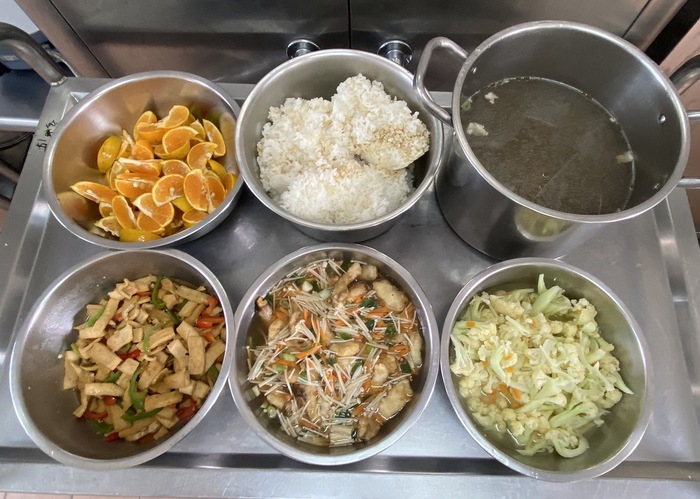 午餐：(營養糙米飯)、金菇燴魚片、鮮蔬炒豆干、季節時蔬、木須肉片湯、四季水果