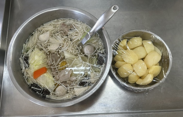 午餐：(營養糙米飯)、圍爐火鍋、四季水果2025/01/17