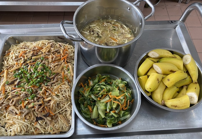 午餐：竹香炒麵、季節時蔬、大滷湯、四季水果午點：香菇高麗菜糙米飯