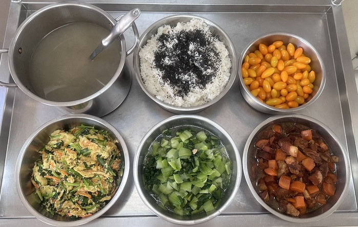 午餐：(芝麻糙米飯)、傳統焢肉、綠菠煎蛋、季節時蔬、味噌紫菜湯、四季水果