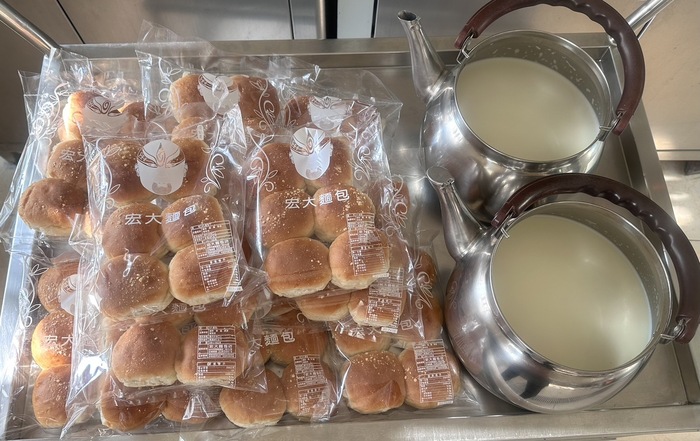 午點：麵包+牛奶