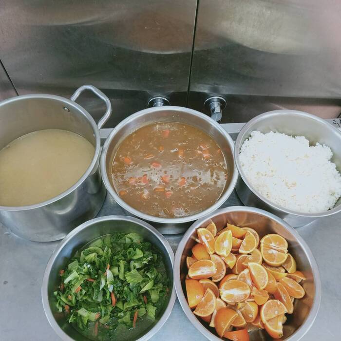 午餐：咖哩洋芋雞肉飯、季節時蔬、枸杞青木瓜湯、四季水果