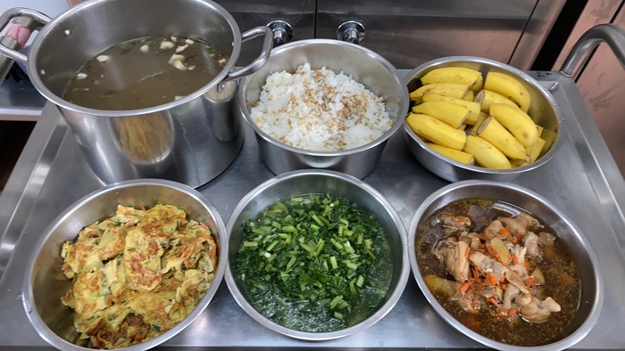 午餐：(燕麥飯)、蒜香燒雞、香根炒蛋、季節時蔬、三絲湯、四季水果