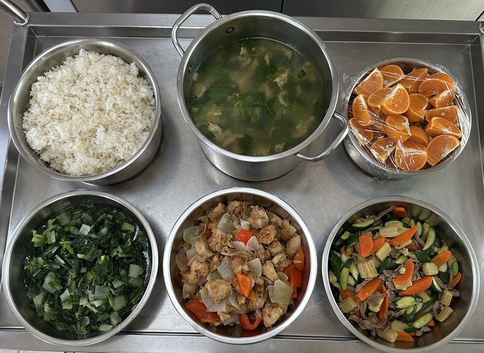 午餐：(營養糙米飯)、醬爆雞丁、小瓜炒肉絲、季節時蔬、青菜蛋花湯、四季水果