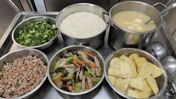 午餐：(營養糙米飯)、蒜香炒絞肉、黃瓜燴炒、季節時蔬、味噌豆腐湯、四季水果