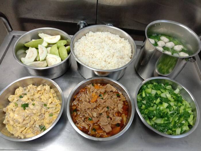 午餐：(營養糙米飯)、麻香炒肉片、金菇滑蛋、季節時蔬、青菜魚丸湯、四季水果