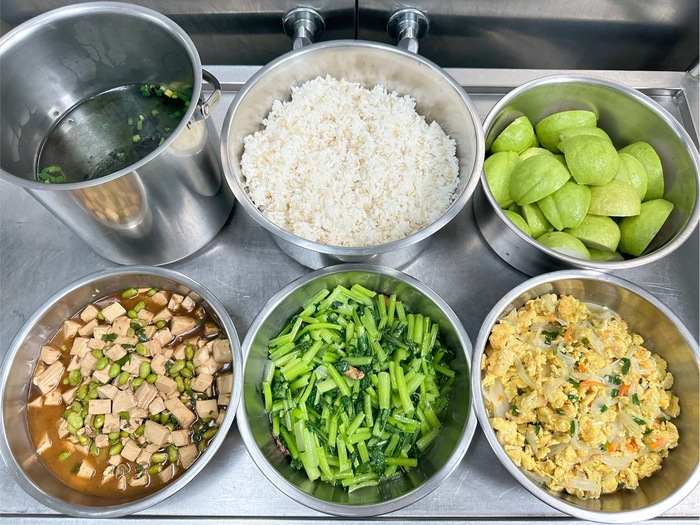 午餐：(高纖麥片飯)、麻婆豆腐、洋蔥炒蛋、季節時蔬、薑絲海芽湯、四季水果