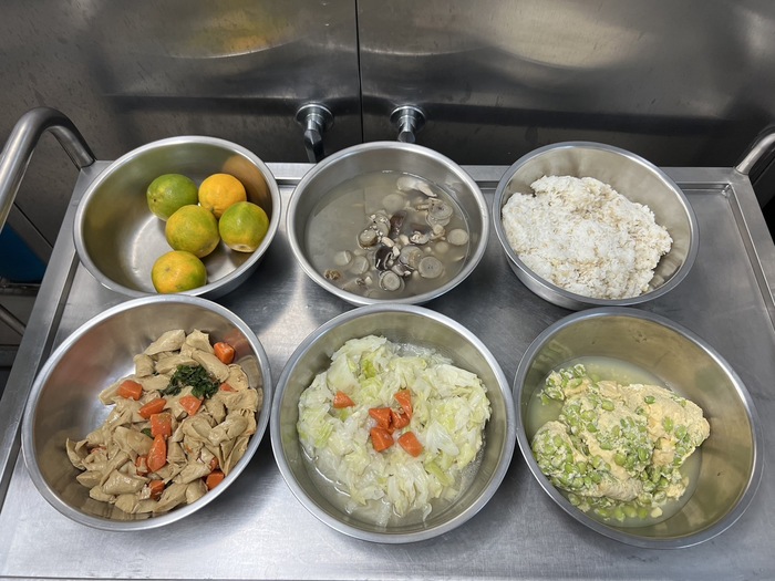 午餐：★(高纖麥片飯)、塔香燒麵腸、青豆蒸蛋、季節時蔬、牛蒡腰果湯、四季水果