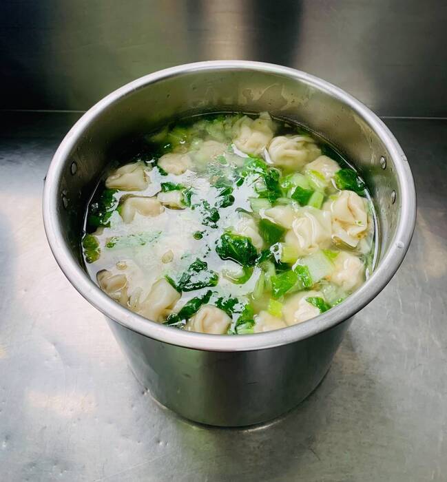 早點：鮮肉雲吞湯
