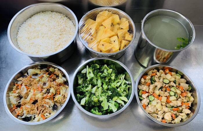午餐：營養糙米飯、果蔬雞丁、白菜滷、季節時蔬、鮮採菇菇湯、四季水果