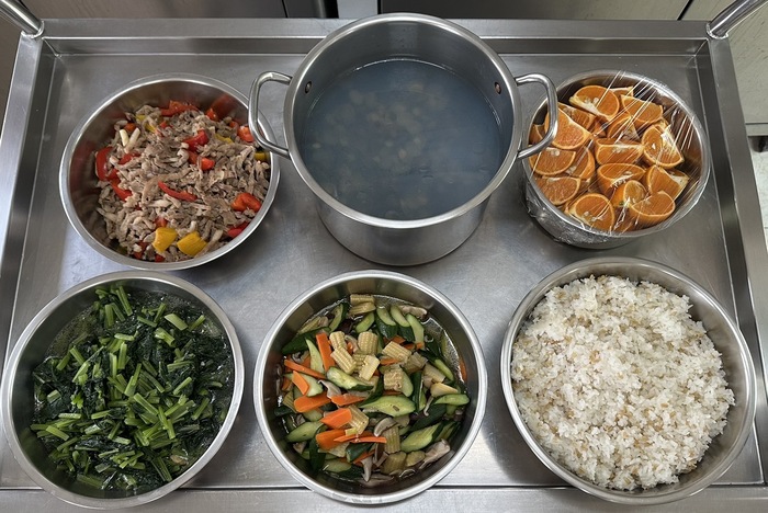 午餐：(燕麥飯)、彩椒肉柳、鮮菇燴炒、季節時蔬、黃金蜆仔湯、四季水果