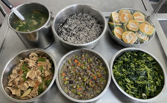 午餐：(香香芝麻飯)、滑溜肉片、芋丁燴炒、季節時蔬、翠綠蛋花湯、四季水果2024/10/29