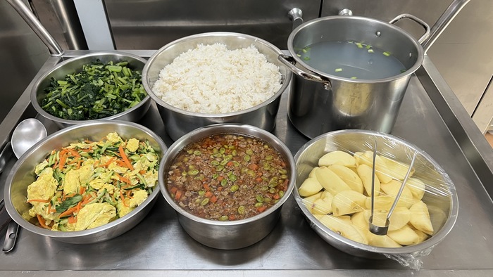 午餐：(小薏仁飯)、豆仔肉茸、彩蔬炒蛋、季節時蔬、黃金蜆湯、四季水果