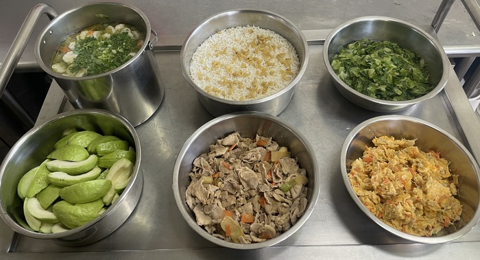 午餐：(松子糙米飯)、麻香炒肉片、金菇滑蛋、季節時蔬、青菜魚丸湯、四季水果