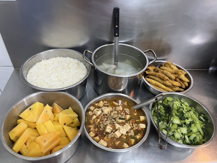 午餐：(營養糙米飯)、喜相逢、麻婆豆腐、季節時蔬、清燉冬瓜湯、四季水果
