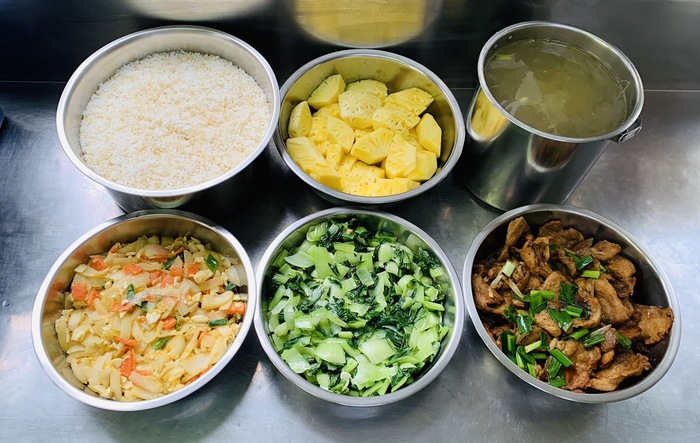 午餐：營養糙米飯、紅燒豬排、金沙洋蔥、季節時蔬、黃芽排骨湯、四季水果