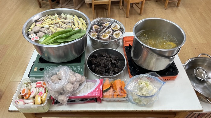 午餐：(健康小米飯)、圍爐火鍋、四季水果