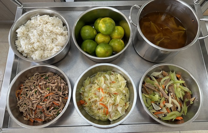 午餐：(營養糙米飯)、京醬肉絲、芹香甜不辣、季節時蔬、金針排骨湯、四季水果2024/11/15