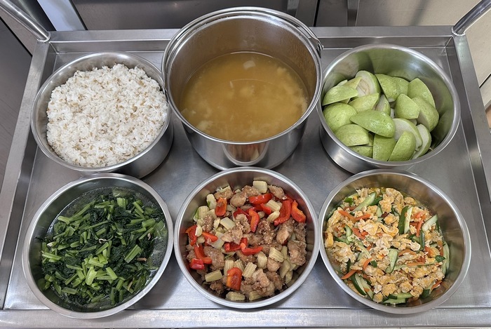 午餐：(燕麥飯)、什錦雞丁、鮮蔬燴蛋、季節時蔬、日式味噌湯、四季水果