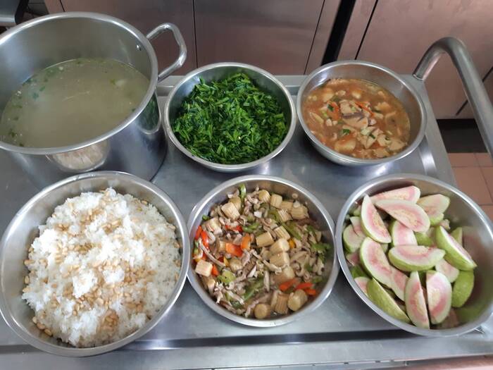 午餐：(松子糙米飯)、薑汁蒸魚、三彩肉絲、季節時蔬、蘿蔔雞骨湯、四季水果