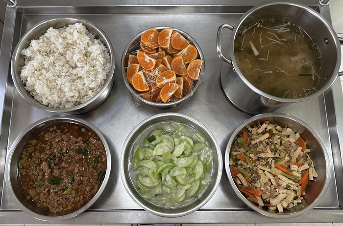 午餐：(燕麥飯)、蒜香炒絞肉、台式小炒、季節時蔬、金菇什錦湯、四季水果