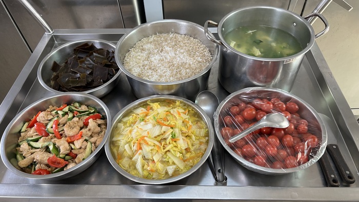 午餐：(小薏仁飯)、醬爆雞丁、芝麻昆布滷、季節時蔬、青菜蛋花湯、四季水果