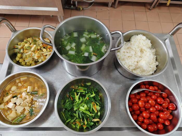 午餐：(營養糙米飯)、豆腐燒魚、秋葵燴玉筍、季節時蔬、青蔬肉絲湯、四季水果