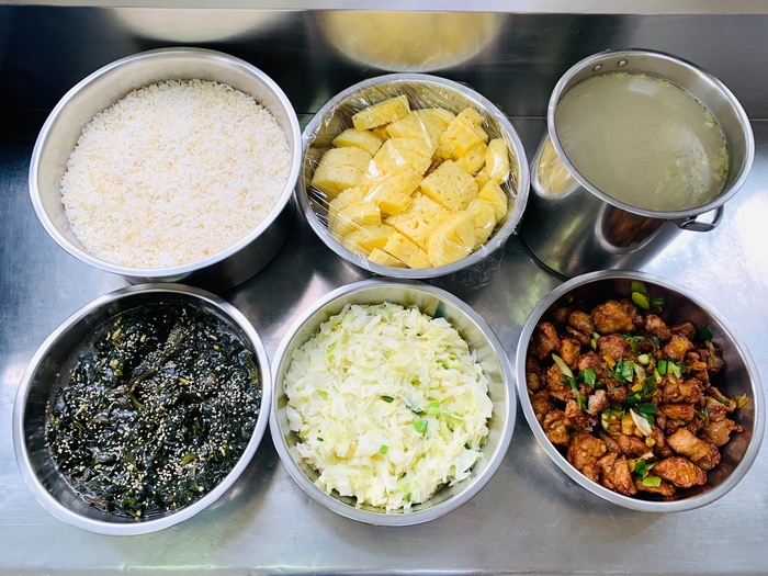 午餐：營養糙米飯、青蒜燒肉、香拌芝麻海芽、季節時蔬、芹香油腐湯、四季水果