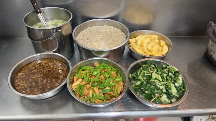 午餐：(高纖麥片飯)、古都肉燥、青椒炒豆干、季節時蔬、開陽絲瓜湯、四季水果