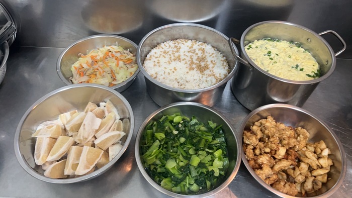 2024/08/29午餐：(營養糙米飯)、鹽酥雞柳、洋蔥燜肉絲、季節時蔬、蛋花湯、四季水果2024/08/29