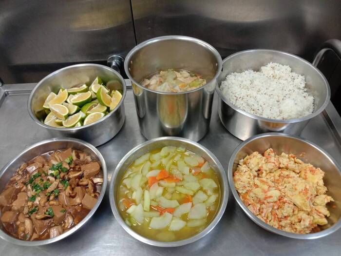 午餐：(紅藜飯)、家常嫩腐、紅蘿蔔炒蛋、季節時蔬、高麗菜腐皮湯、四季水果