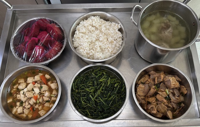 午餐：(高纖麥片飯)、清蒸魚、蔥香肉末嫩腐、季節時蔬、黃瓜雞骨湯、四季水果