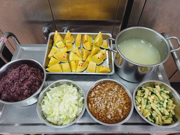 午餐：養生紫米飯、洋蔥肉燥、開陽三彩、季節時蔬、豆薯蛋花湯、四季水果