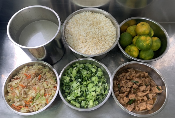 午餐：(營養糙米飯)、傳統焢肉、什錦粉絲、季節時蔬、清燉冬瓜湯、四季水果