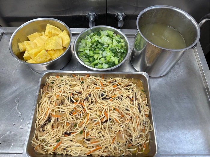 午餐：什錦炒麵、季節時蔬、日式味噌湯、四季水果