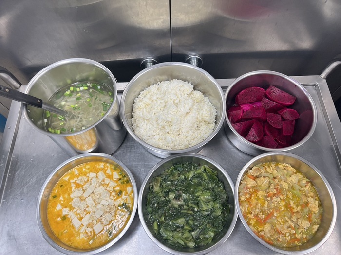 午餐：(高纖麥片飯)、金沙豆腐煲、蒲仔炒蛋、季節時蔬、鮮採菇菇湯、四季水果113/07/29