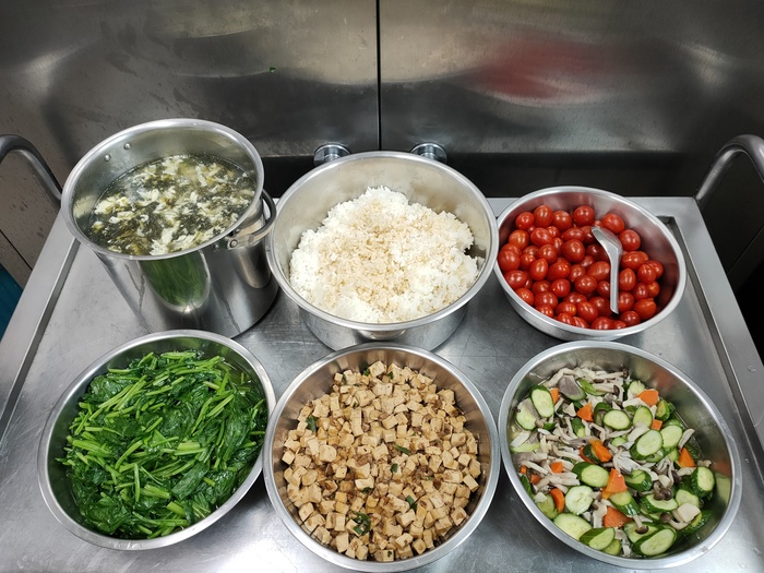 午餐：營養糙米飯、香椿干丁、鮮菇燴炒、季節時蔬、紫菜蛋花湯、四季水果