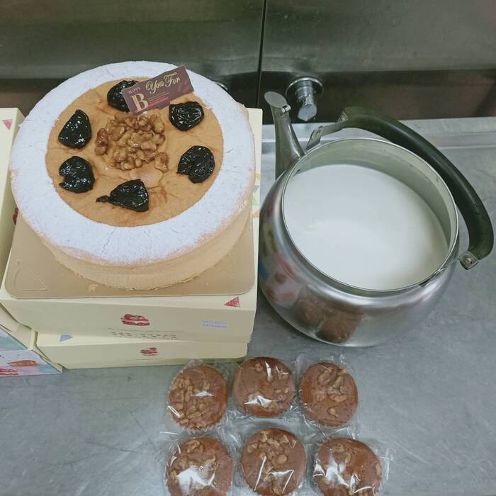 早點：慶生蛋糕+牛奶