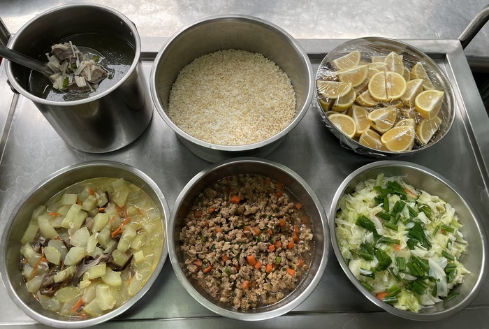 午餐：(營養糙米飯)、古都肉燥、開陽大瓜、季節時蔬、金菇排骨湯、四季水果2024/11/26