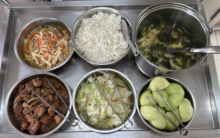 午餐：(營養糙(營養糙米飯)、薑汁燒雞、竹筍炒肉絲、季節時蔬、紫菜蛋花湯紫菜蛋花湯、四季水果