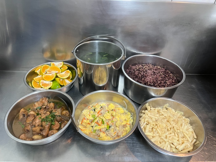 午餐：(養生紫米飯)、三杯雞、金菇炒蛋、季節時蔬、丁香蔬菜湯、四季水果2024/11/7